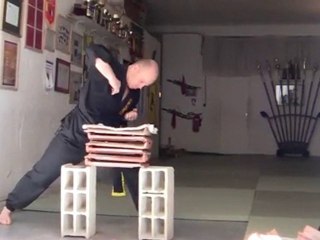 [Nam-Ho-Quyen] Casse de 6 tuiles au coude par Romain