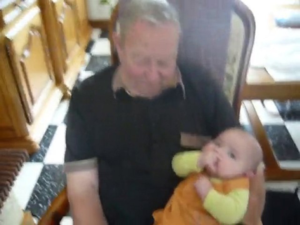 2010_09_09 zoé mange ses doigts sur pépère Henri