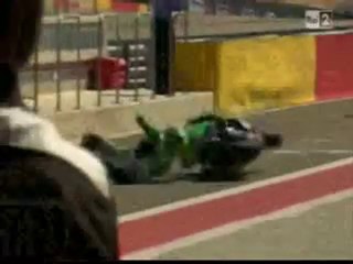 Crash moto : Chute à l'entée des stands