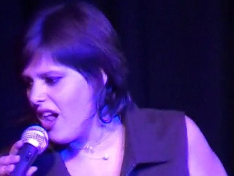 Cara linies chante Besoin de personne