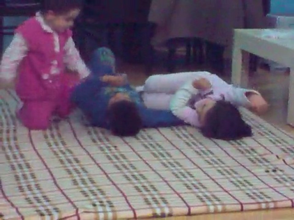 SENA ÇELİK-SUDE ÇELİK VE EMİRCAN ÇAĞLAR OYUN OYNUYOR.