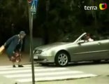 Cuidado Abuelita furiosa golpea automovil