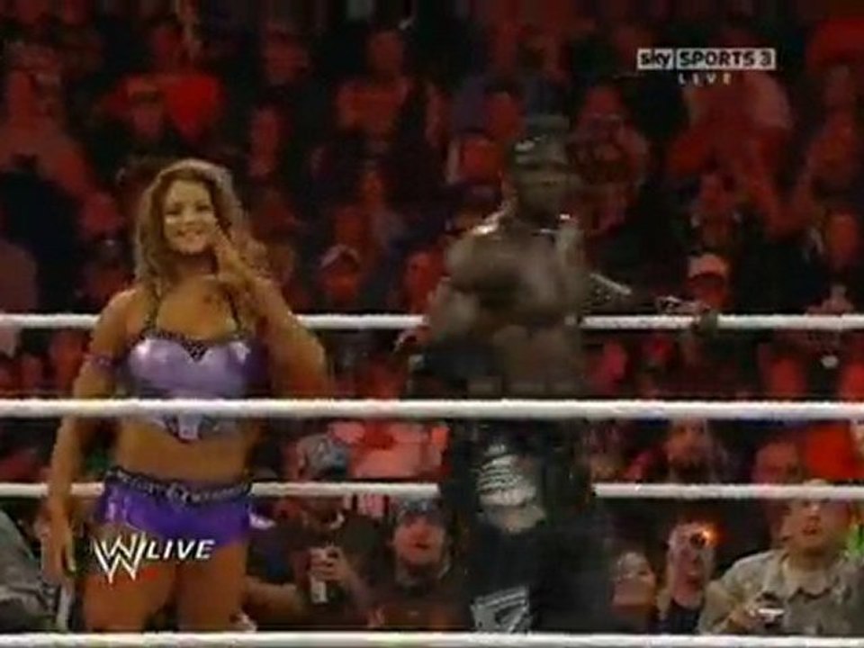 Р-Трут и Ив Торес победиха Тед Дибиаси и Марис в смесен мач