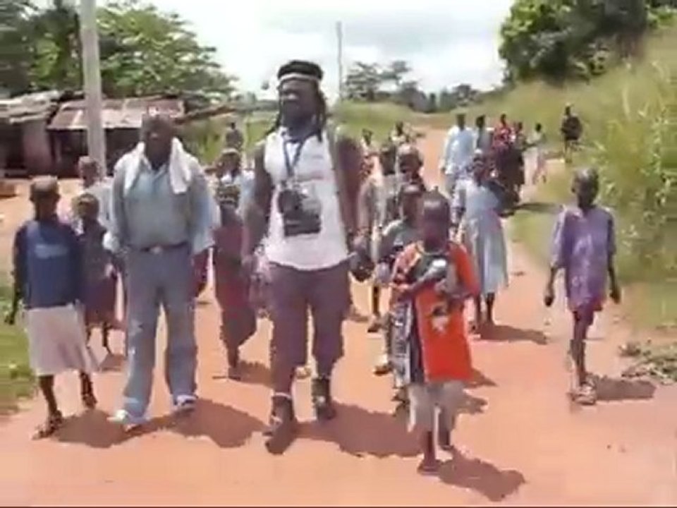 BETA SIMON dans son beau village Bolia