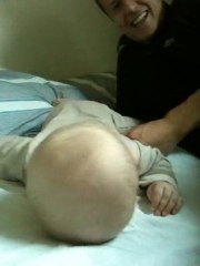 Raphaël 6 mois en pleine rigolade sur le lit!