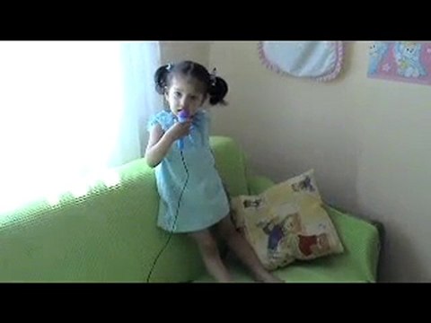 İrem Şarkı Söylüyor