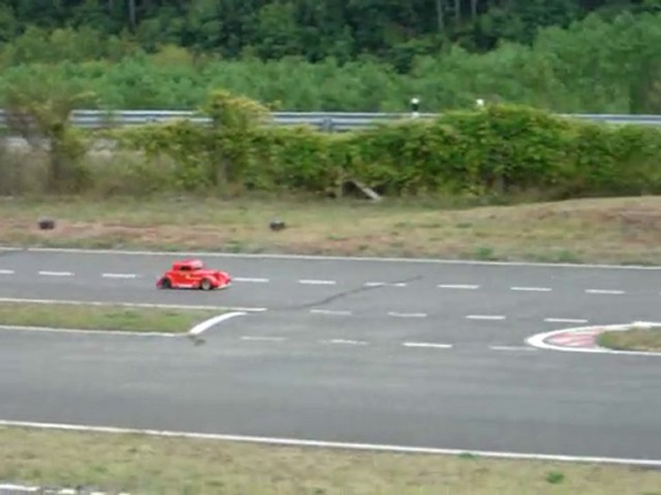 Premiers tours de circuit du Hot Rod