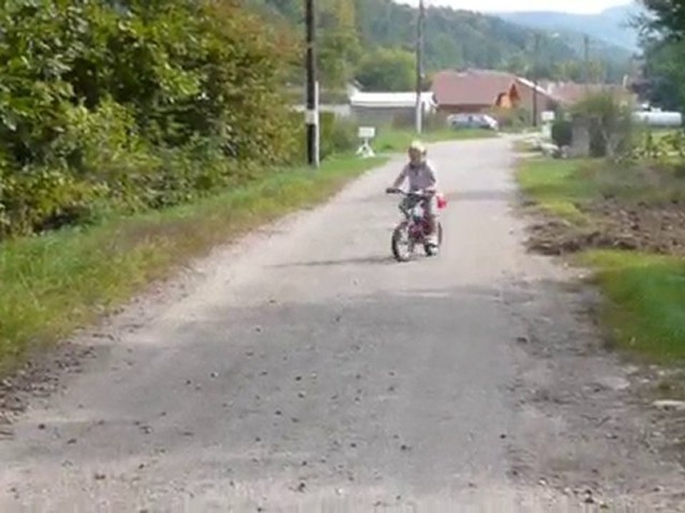 Célian fait du vélo ....... sans les roulettes
