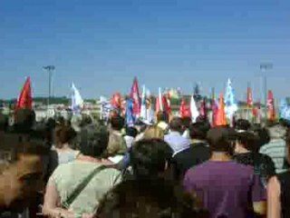 Le cortège à l'approche du Pont