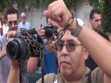 كاميرا الزميل كترة  مقيدة بالسلاسل احتجاجا على الجزائر