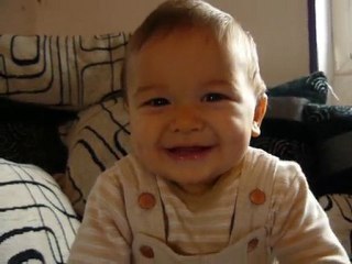 23 09 2010 - Mathieu tient tout seul sur le canapé