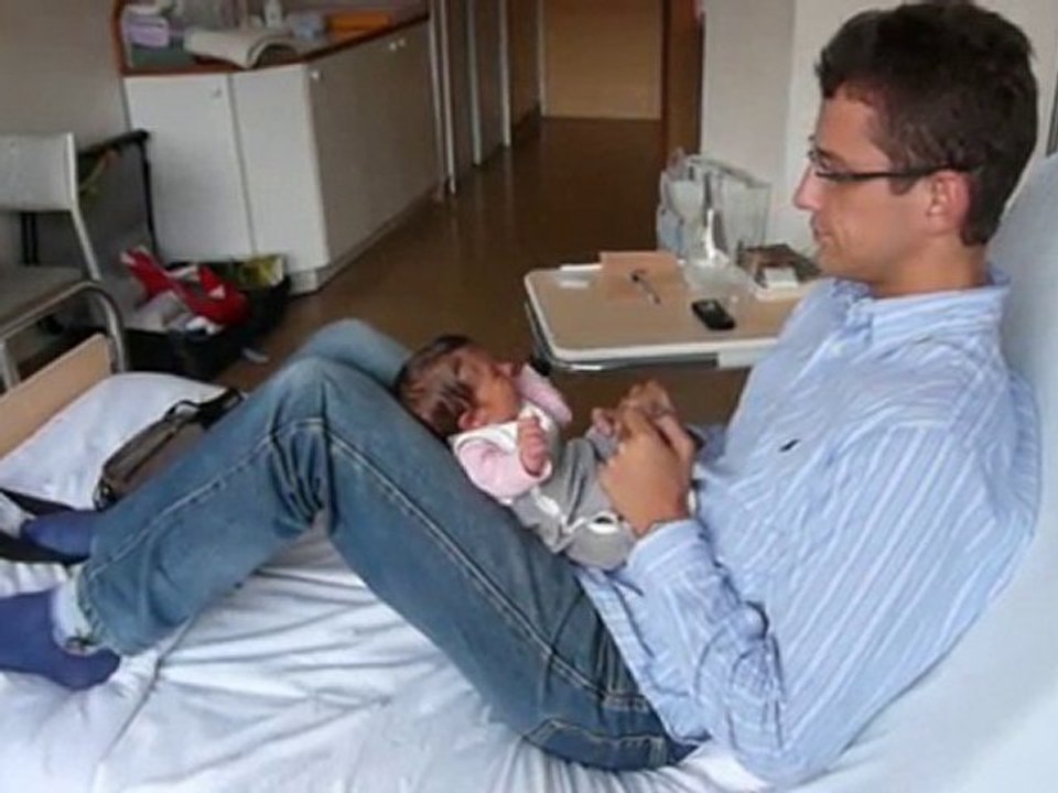 Solène joue avec son papa
