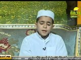 un petit enfant imite  Sheikh Abdul Basit Abdul Samad