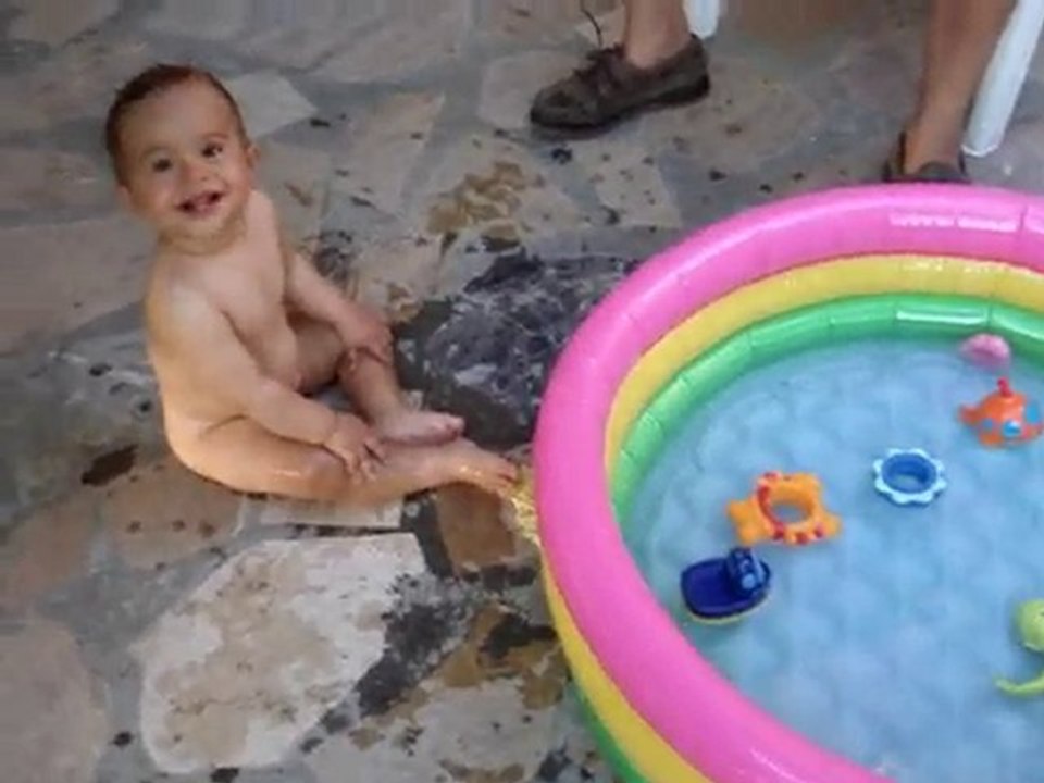Anaël dans sa piscine (13 mois)