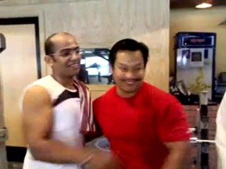 مدرب فلبيني يعتنقل الإسلام وينطق الشهادتين