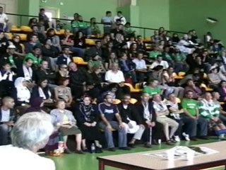 TOUCHE PAS À MA SENATRICE !