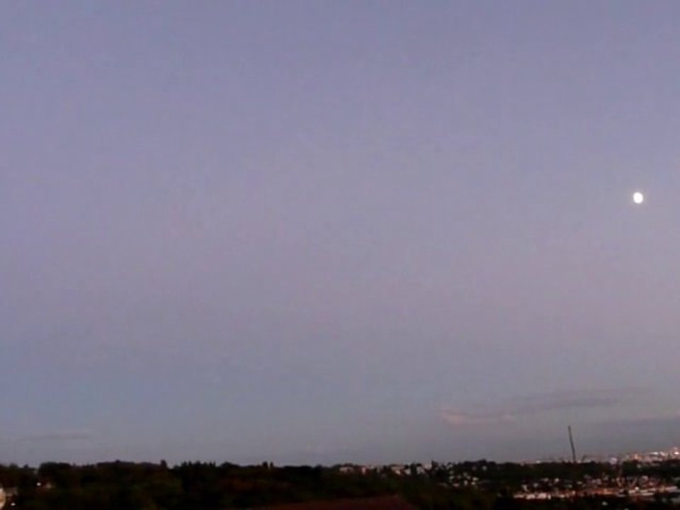 Levé de lune au couché du soleil