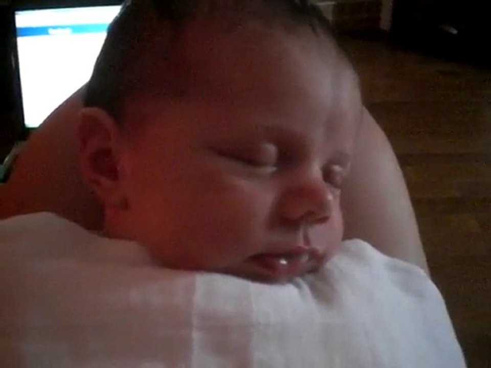 Léonie sourit après la tétée, 2 semaines