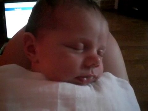 Léonie sourit après la tétée, 2 semaines