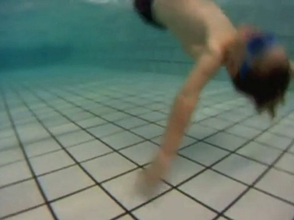 Maxou et son papa à la piscine en bigique!!!