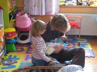 Luna le canta a Leo para dormir