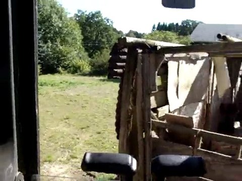 Démolition petit étable avec pince sur pelleteuse de WenerEn