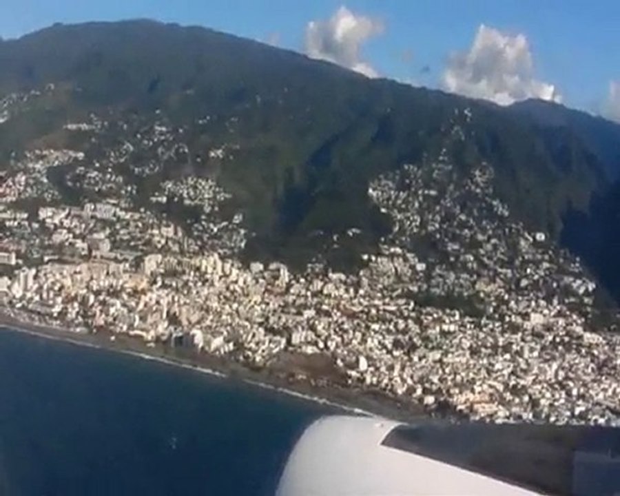 Big Jet Plane  decollage de l ile  .maurice ..reunion