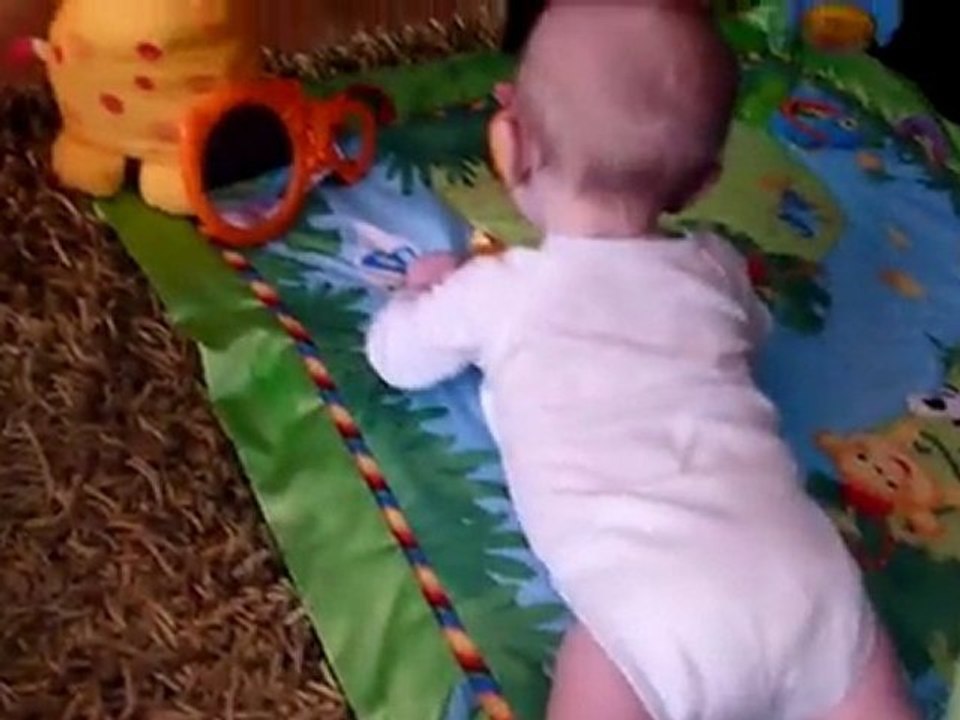 AlexandreB34 se retourne sur le ventre (09/2010)