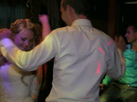 Весёлые танцы жениха и невесты-