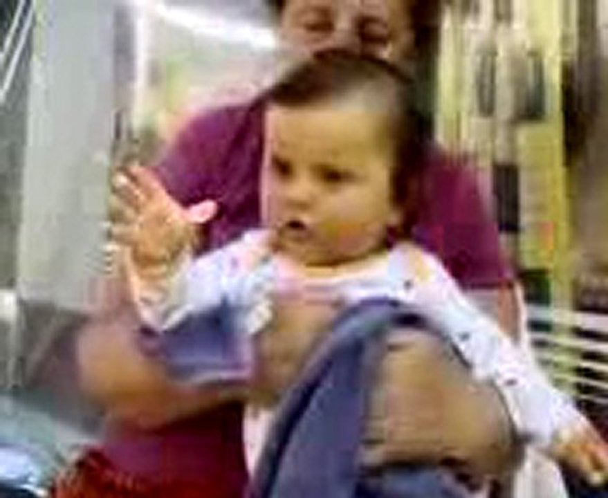 Lucas fait les marionnettes