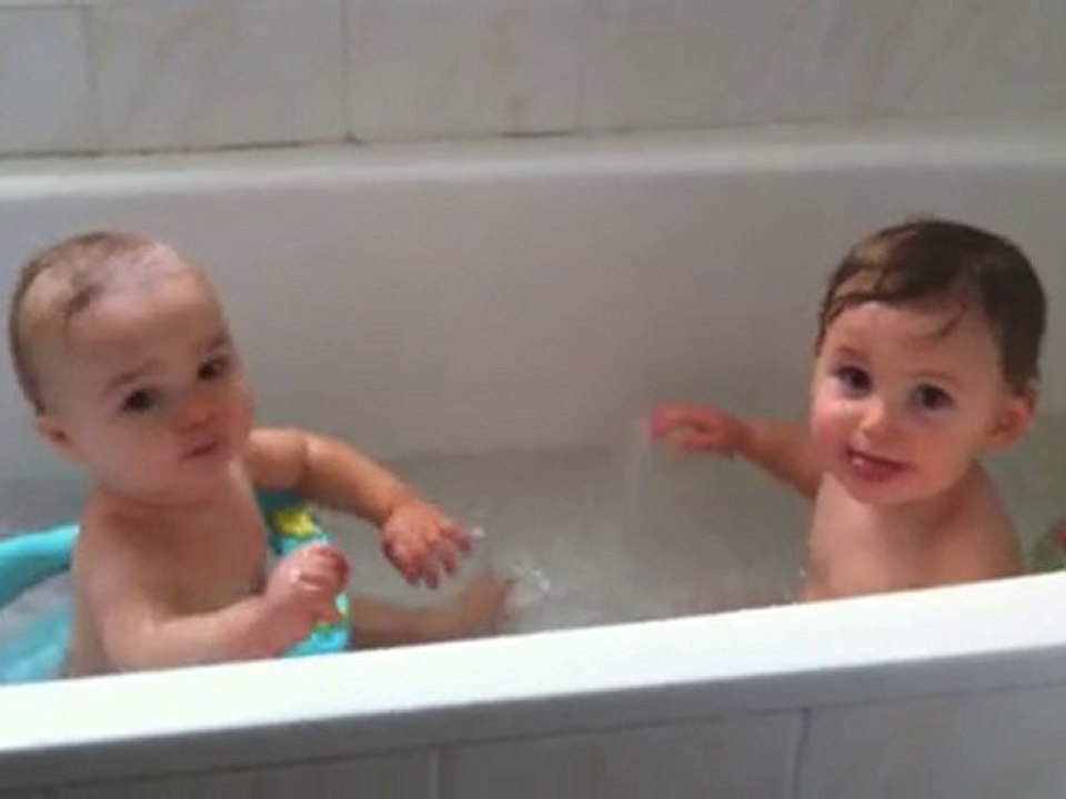 Noé et Mathis dans le bain