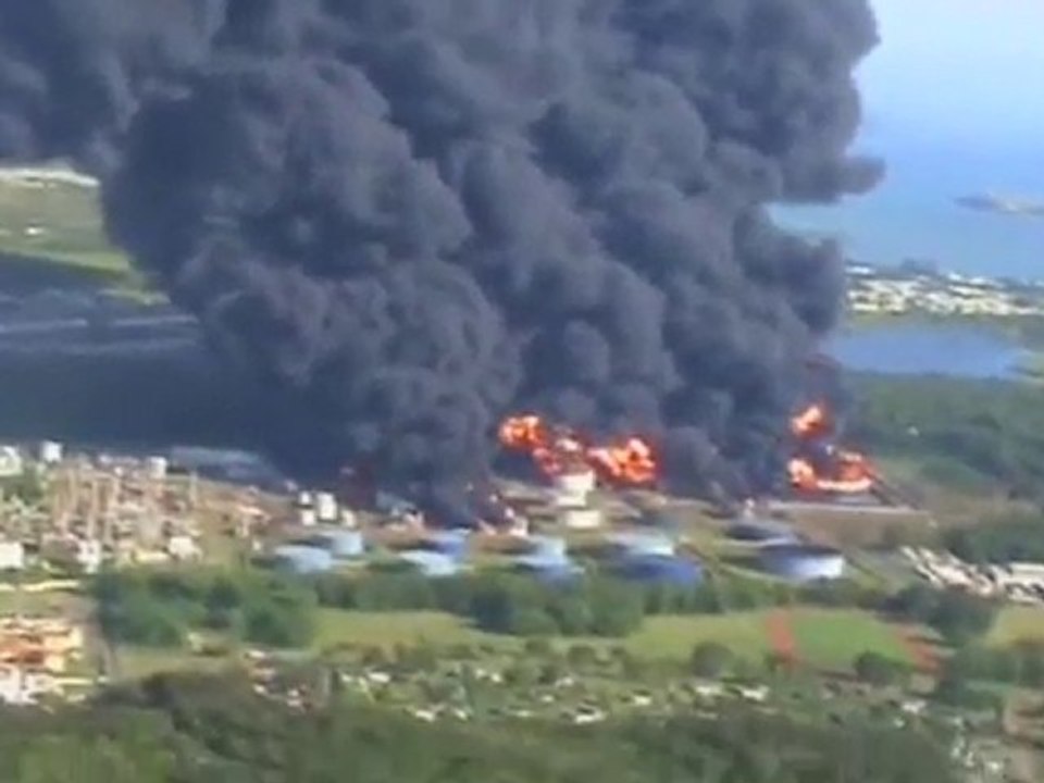 Usine pétrochimique en feu à Puerto Rico