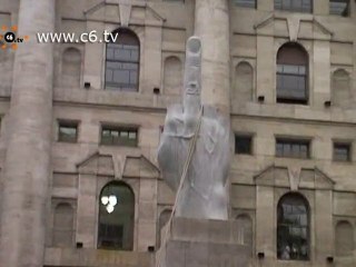 Ecco il dito medio di Cattelan