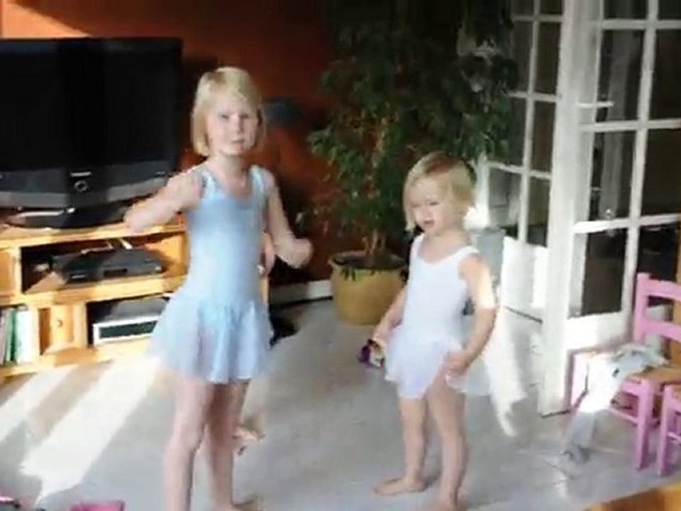 mes princesses s'echauffent pour leur cour de danse !!!