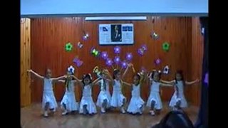 Kızlardan Dans Gösterisi (Cimi)
