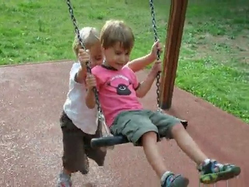 L'anniversaire de Noam - La balançoire