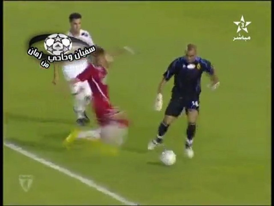 Papera incredibile e portiere scappa dal campo