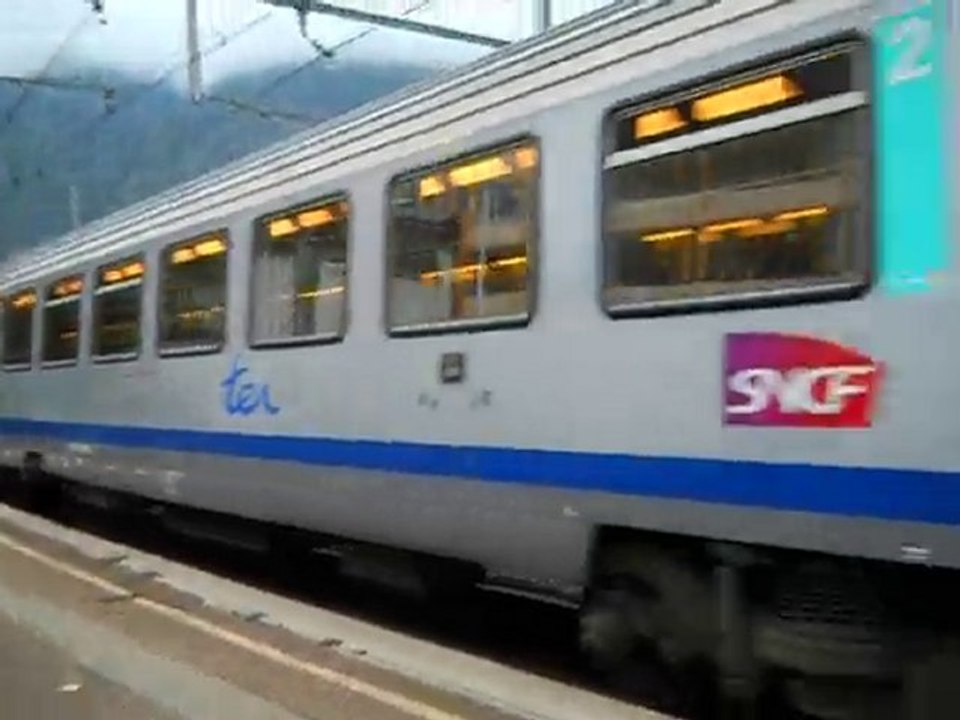 la bb 25254 en voyage avec 6 voitures ter rhone alpes