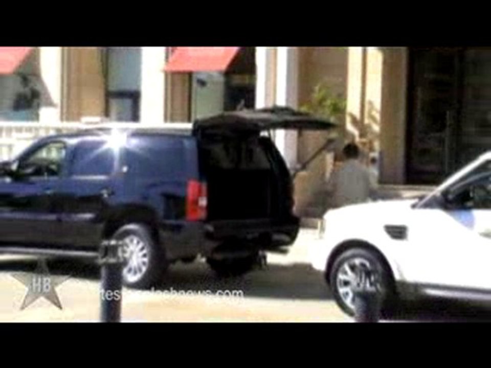 Jessica Alba's Black Lacy Bra In Public