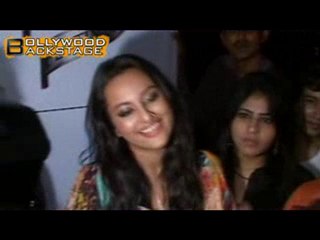 Sonakshi Sinha Falls on the Ramp
