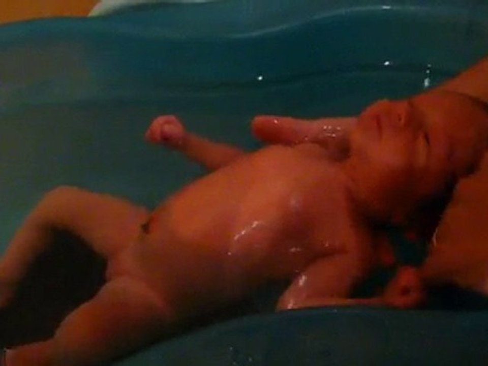 Solène prend son bain