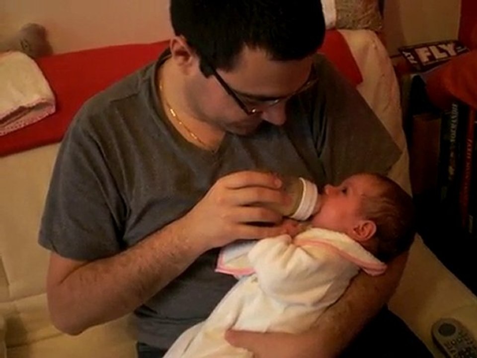 Papa me donne mon premier biberon