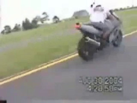 Crash moto : Wheeling avec passagère