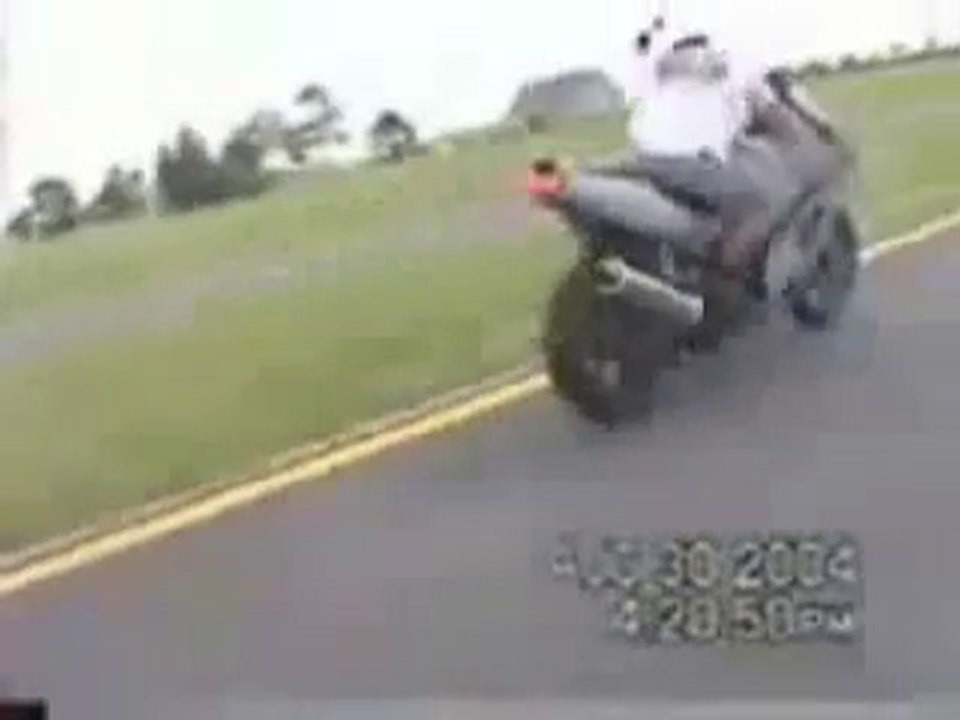 Crash moto : Wheeling avec passagère