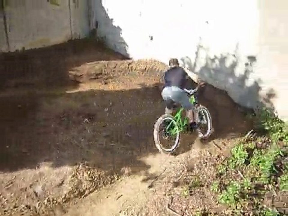 mini pump track dans le jardin