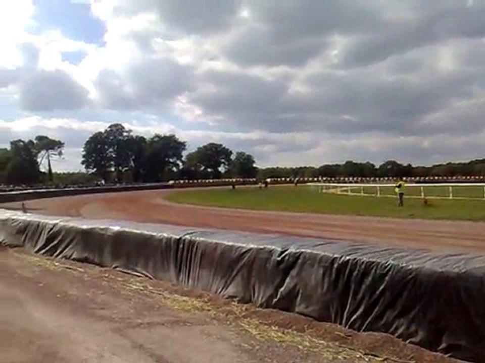 Grass Track à Questembert le 26 septembre 2010 : Video 03