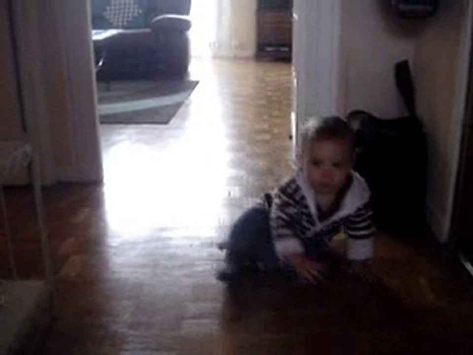 Maëlys marche seule...