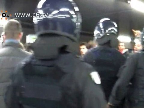 Studenti protestano contro l'addestramento militare