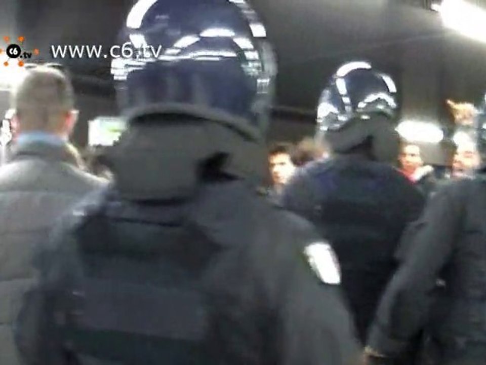 Studenti protestano contro l'addestramento militare