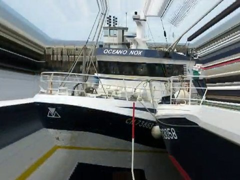 Grandcamp Maisy Chalutier l'Oceano Nox dans les Déferlantes (Cric14V -2010)